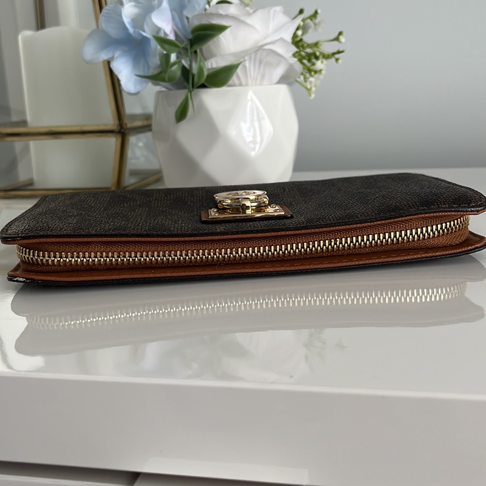 Michael Kors Wallet - Picture 4 of 9